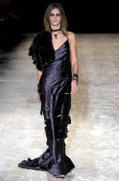 Gucci Label, Tom Ford For Gucci, Carmen Kass, Gucci By Tom Ford, Gucci Runway, 00s Style, Tom Ford Gucci, 00s Fashion, Woman Dresses