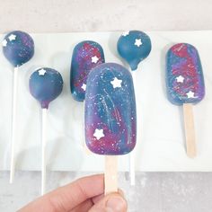 Galaxy themed cake pops and cakesicles.
.
Cake pops e dolcetti a tema galaxy. Space Theme Cakesicles, Galaxy Dessert Table, Cake Pop Planets, Galaxy Cakesicles, Planet Cake Pops, Galaxy Themed Cake, Creepy Wedding