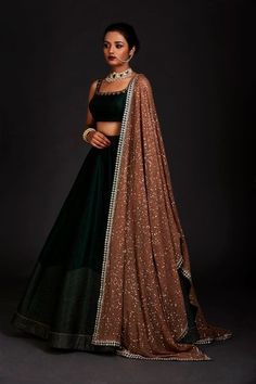 Indian Sari Dress Modern, Lengha Choli Modern Wedding, Engagement Lehangas, 2023 Lehenga, Traditional Lengha, Indian Choli, Lengha Design, Party Lehenga, Indian Lengha