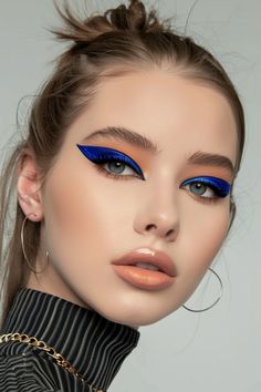 Are you tired of the same old eyeshadow looks? Do you want to enhance your natural eye color and make it pop? I have 29 stunning blue eyeshadow aesthetic makeup looks that will inspire you High Fashion Makeup Looks, Smokey Eye Step By Step, Quick Makeup Looks, Blue Makeup Aesthetic, Fun Eyeshadow Looks, Easy Smokey Eye Tutorial, Eye Step By Step