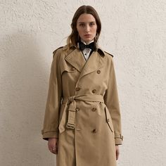 The Italian-made Niles—realized here using traditional trench coat details including buttoned shoulder epaulets storm flaps a belted collar and waist and a double-breasted silhouette—is made with water-resistant cotton twill fabric for a soft dry hand feel. Imitation horn buttons lamb suede–covered buckles and a debossed logo at the undercollar add refinement to its timeless design. Coat Details, Debossed Logo, Double Breasted Trench Coat, Ralph Lauren Collection, Trench Coats Women, Short En Jean, Twill Fabric, Cotton Twill Fabric, Outerwear Coats