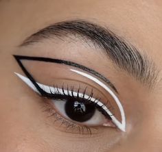 Eyeliner Styles Color, Graphic Eyeliner For Beginners, Futuristic Eye Makeup, Colored Liner Looks, Black And White Graphic Liner, Liquid Liner Looks, Eyeliner Looks Creative, Casual Cyberpunk