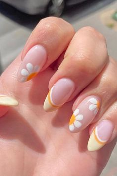 Sunshine Nails Design, Simple Sunflower Nails, Bali Nails, Spring Nails Inspiration, Feeling Feminine, Tulip Nails, Easter Vibes, Daisy Nails