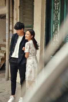 Fashion Street Photography, Collage Des Photos, Korean Couple Photoshoot, Korean Wedding Photography, Pre Wedding Photoshoot Outfit, Wedding Photo Studio, Pre Wedding Shoot Ideas, Pre Wedding Photoshoot Outdoor, Vintage Photoshoot