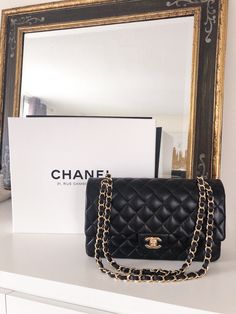 Classic Black Chanel Bag, Luxury Bags Chanel, Best Chanel Bags, Black Chanel Bag Aesthetic, Chanel Medium Classic Flap, Designer Aesthetic Bags, Channel Bag Aesthetic, Chanel Medium Flap Outfit, Classic Purses And Handbags