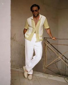 a catchy and chic beach wedding guest outfit with a printed yellow shirt, white trousers and neutral loafers Mexico Wedding Mens Attire, Wedding Guest Outfit Men, Wedding Guest Men, Beach Wedding Men, Catamaran Cruise, Mexico Outfits, Mia Dress, Casual Beach Wedding, Party Outfit Men