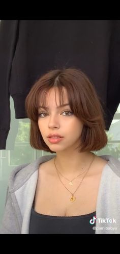 Baddie short hairstyles Short Light Brown Hair, Short Hair Fringe, Light Bangs, Straight Hair Cuts, Short Brown Hair, Bob Haircut With Bangs, Hair Inspiration Short, Haircut Inspiration