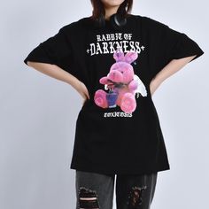 ■デザイン フロントに大きくラビットのオリジナルグラフィックプリントをあしらい、インパクトのあるクルーネックTシャツが登場。 1枚でもストリートスタイルが決まります｡ かっこよさもありながらとがりすぎないデザインであることで使い回し易く、ユニセックスでも着用いただけます。 トレンドのストリートMIXや古着系ファッションに最適｡ インナーとして羽織りをプラスすることで、オールシーズン着用することができます。 ■素材 程よく厚みがあり、しっかりとした素材感。 綿100%素材を使用した生地は、さらっとして柔らかく肌触りもよく着心地抜群。 ■シルエット ほどよいボリューム感と適度にルーズなスタイリングを演出します。 ■コーディネート ワイドパンツやカーゴパンツに合わせる定番のストリートスタイルがおすすめ。 ビッグシルエットのスタジャンやミリタリージャケット､ワイド系のカーゴパンツ､細身のスキニーパンツと合わせて韓国系スタイルも◎ 定番のデニムジャケットとチノパンなどのベーシックアイテムとも相性抜群です｡ どのスタイルも定番のスニーカーを合わせるもよし、ブーツなどの革靴もGOOD! ■サイズ ( Casual T-shirt With Bunny Design And Crew Neck, Casual Crew Neck T-shirt With Bunny Design, Rabbit Black, Rabbit Graphic, Animal Print T Shirts, Vision Street Wear, Power To The People, Knit Sweatshirt, Kendall + Kylie