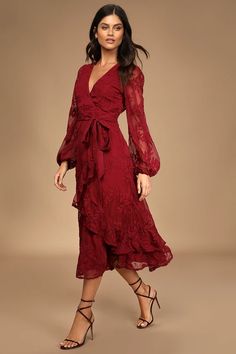 Winter Wedding Guest Outfits, Outfit Cold Weather, Winter Wedding Guest, Wedding Guest Outfit Winter, Winter Wedding Outfits, Long Sleeve Bridesmaid Dress, Wedding Guest Outfits, Winter Wedding Guest Dress, Burgundy Midi Dress