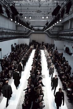 Fashion Event Ideas, Fashion Show Runway Stage, Runway Aesthetic, Catwalk Design, Fashion Show Themes, Fashion Catwalk, Fashion Walk, Space Fashion, Mc Queen