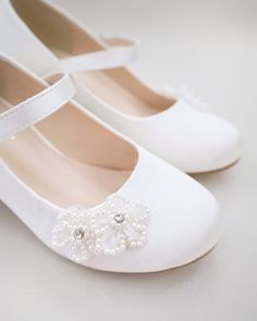 This flower girls satin block heels accented with adorable pearls flowers definitely glisten as your little one takes each step. Designed for little princess for birthday party, holiday party, wedding party, flower girls, quinceanera shoes, and other special occasions. The satin material adds a sophistication to the overall look, making them perfect for formal occasions.DETAILS:HEEL HEIGHT: 2 inchesUPPER: Synthetic upper and liningMATERIALS: Manmade outsoleORIGIN: Imported Quinceanera Shoes, Kids Heels, Flower Girl Shoes, Bridal Flats, Shoes For Girls, Wedding Guest Shoes, Glitter Shoes, Girls Show, Satin Material