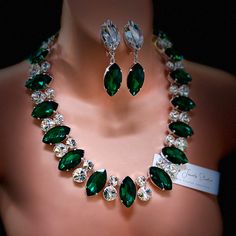 Collarette style necklace finished in premium emerald green crystal showcases immense sparkle from this piece.  Set in a silver plate cup chain, this truly is a gorgeous piece of jewellery.  Each of the faceted crystals are handset and encased in a stunning electro-finished setting for ultimate sparkle. *Expertly handcrafted with a human touch to make each staged jewels piece special *Silver plated and multi-cut crystal for a magnificent shine *Adjustable fit up to 30" *Lobster clasp for a secur Necklace Set Silver, Wreath Necklace, Emerald Green Crystal, Vintage Wreath, Teardrop Necklace, Wedding Jewelry Sets, Diamond Fashion, Faceted Crystal, Austrian Crystal