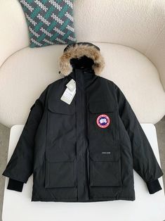 Bezwingen Sie die Kälte mit dieser Expedition Parka-Jacke von Canada Goose in zeitlosem Stil. Das klassische Design, die kuschelige Kapuze mit Pelzbesatz und die robuste Konstruktion sorgen für Wärme und Schutz vor den Elementen. Der charakteristische Schulteraufnäher und das ikonische Branding verleihen eine robuste Eleganz, perfekt für Stadtentdecker und Outdoor-Abenteurer gleichermaßen. Canada Goose Mystique Parka, Luxury Workwear Parka With Double-lined Hood, Canada Goose Rossclair Parka, Canada Goose Expedition Parka, Winter Military Parka With Flap Pockets, Goose Design, Black Down, Urban Exploration, Parka Jacket