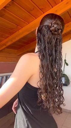 Hairstyles For Long Hair Thick Hair, How To Get Thick Long Hair, Fall Girl Hairstyles, Festival Hair Curly Hairstyles, Hairstyles For School Wavy Hair, Medium Length Hair Styling Ideas, School Hairstyles Wavy Hair, Cute Hairstyles For Medium Hair School, Latina Prom