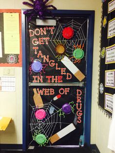 Drug free door/ red ribbon week/ don't get caught in the web of drugs. Made out of paper plates and pipe cleaners for the spiders, yarn for the web and paper. Red Ribbon Halloween Door Ideas, Senior Poster, Classroom Door Decorating, Diy Kite, Halloween Lesson, Room Parent, Halloween Bulletin Boards, October Ideas, School Door Decorations