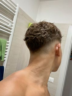 V Fade Haircut Men, Mid Fade With Design, Bulky Drop Fade, Low Fade Hair, Mid Fade En V, Mid Fade Haircut Men, Low Fade Mens Haircut, Blowout Taper