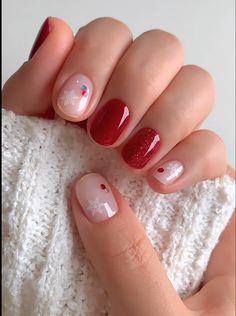 Holiday Nail Art Short Nails, Very Short Christmas Nails, Christmas Nails Minimalist, Christmas Nails Shellac, Simple Holiday Nails Short, Cute Short Christmas Nails, Short Christmas Nail Ideas, Nails For Holiday, Christmas Nails Blue