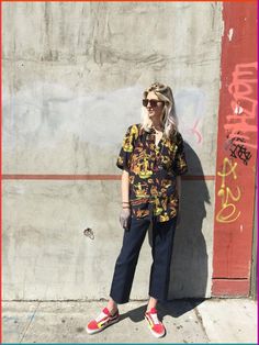 Meet Vogue Market Editor Kelly Connor’s latest menswear obsession. Patterned Shirt Outfit, Hawaiian Shirt Outfit Women, Hawaiian Shirt Outfit, Hawaiian Shirt Women, Shirt Casual Style, Hawaiian Outfit, Grunge Vintage, Outfit Trends, Moda Vintage