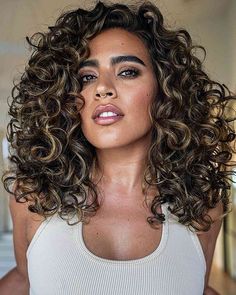 Rezo Cut Balayaged Curls for Women with Long Hair Curly Balayage Hair, Black Hair With Brown Highlights, Curly Highlights, Dark Curly Hair, Natural Curly Hair Cuts, Highlights Curly Hair, Dark Brunette Hair, Layered Curly Hair, Chocolate Brown Hair Color