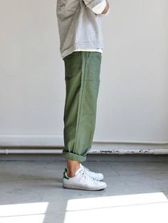 Minimalist Moda, Khaki Trousers, Outfit Trends, Green Pants, Sneakers Outfit, Fashion Mode, Looks Style