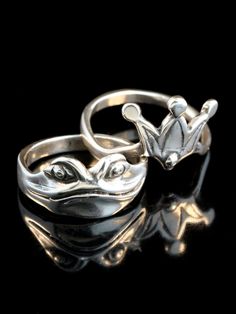 "This solid sterling silver, two part Enchanted Frog Ring and Crown will delight and amuse you! The frog's face is one ring and the crown is another ring. They fit together perfectly. The frog face ring may be worn alone. (You might choose to alert your significant other to their \"status\" by simply crowning or un-crowning the frog!) This ring is 3/4 of an inch from the tip of the crown to the bottom of the frogs chin. We have many ring sizes immediately available. We will contact you to let yo Frog Heart, Prince Frog, Frog Face, Frog Ring, Ring Crown, Frog Jewelry, Storybook Wedding, Frog Decor, Face Ring