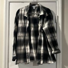 Xxl Old Navy - The Boyfriend Shirt Black And White Flannel. Slightly Cropped/Has A Straight Edge At Bottom. Nwt. Very Cute!! Cheap Blue Button-up Flannel Shirt, Old Flannel Shirt Ideas, Shirts Button Up, Oversized Black Flannel Top, Flannel Aesthetic, Black And White Clothes, Fall Couple Outfits, Flannel Black And White, Grunge Shirts