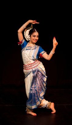 Oddisi Dance Poses, Tvd Dance, Oddisi Dance, Odissi Costume, Kashmir Dress