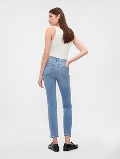 This style is made with 15% recycled contents. Compared to virgin materials, using recycled materials helps to reduce resource use and waste. This product is part of our Washwell program, which uses at least 20% less water as compared with conventional wash methods. We’ve saved over a billion liters of water through Washwell since 2016. Soft stretch denim. Light indigo wash. Button closure, zip fly. Patch pockets at front and back. Seam details at front. #627192 Slim Jeans, Recycled Materials, Stretch Denim, High Rise, Water