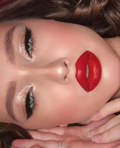 Red Lipstick Makeup Looks, Red Lips Makeup Look, Mekap Mata, Classy Makeup, Red Lipstick Makeup, Prom Eye Makeup, Classic Makeup, Red Lip Makeup