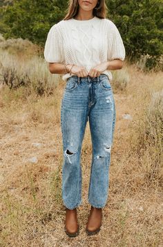 Modern Feminine Outfit, Everyday Outfits Modest, Medium Size Women Outfits, Summer Church Outfit Jeans, Blue Jeans Summer Outfit, Mom On The Go Outfits, 26 Year Old Fashion Outfits, Young Mom Fashion, Simple Stylish Outfits