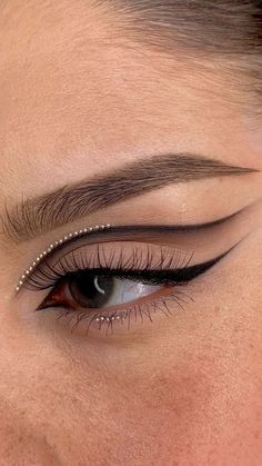 Grafik Eyeliner, Stylish Eyeliner, Eyeliner Tutorials, Eyeliner Trends, Creative Eyeliner, Editorial Make-up, Eyeliner Guide, Cat Eye Eyeliner, Almond Eye Makeup