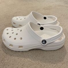 Crocs White New Unisex Size 8 Plain Crocs, Glow Up Shoes, White Crocs Aesthetic, Aesthetic Crocs, Crocs Outfit Summer, White Crocs Outfit, Marvel Shoes