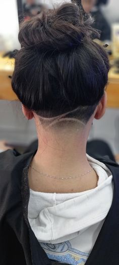 Corte en la nuca mujer Female Undercut Long Hair, Undercut Natural Hair, Cortes Bob, Undercut Hairstyles Women, Tapered Haircut