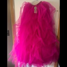 This Skirt Is Amazing!! Gorgeous Vibrant Bright Pink / Hot Pink / Fuchsia / Neon Pink Maxi Floor Length Formal Ball Skirt. Poofy Layered Ruffle Effect. Pair This With A Formal Top For A Black Tie Event - Or Grab A Fun Cropped T-Shirt And Moto Boots.. It All Works!! So Much Fun!! Be The Belle Of The Ball, The Hit Of The Party, The Star Of The Photoshoot, The Glamor Girl At The Festival Etc... Multiple Layers Of Tulle Material And Fully Lined. This Skirt Is Absolutely Dreamy! Brand New W/ Tags. El Hot Pink Tulle Skirt, National Pink Day, Formal Top, Pink Tulle Skirt, Ball Skirt, Tulle Material, Tulle Maxi Skirt, Formal Tops, Pink Maxi