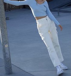 Blue Converse Outfit, White Cargo Pants Outfit, White Converse High Tops, Blue Top Outfit, Blue Pants Outfit, White Converse Outfits, High Waisted Jeans Outfit, White High Waisted Jeans