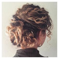 Super Curly Hair, Messy Hair Updo, Layered Hairstyles, Haircut Styles, Wavy Hairstyles, Hair Styling Tools, Messy Hair