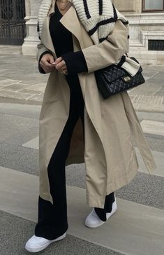 Spring Trench Coat Outfit Casual, Met Outfit Ideas, Winter European Fashion, New York Street Style 2022, Trenchcoat Outfits, Outfit Trenchcoat, Trent Coat, Trenchcoat Outfit, Trench Outfit