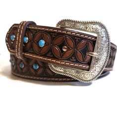 Flaunt your casual style with this beautiful embossed belt! Made from real leather, this belt comes with screws to easily remove the buckle.  This belt is perfect for dressing up or down, and it's sure to add a touch of Western style to any outfit. Vintage vibe and western-inspired design ✨✨Belts  are listed in sizes and  their  length in inches  and refer only to the leather strap (not including the buckle) *HANDMADE  with love and care with help of  talented artisans for an authentic look. *EM Rodeo Gifts, Cowgirl Belt, Belt For Jeans, Handmade Leather Belt, Small Leather Bag, Handmade Belts, Outfit Vintage, Belt For Women, Leather Artisan