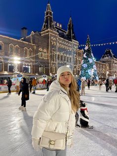 Switzerland Outfit Ideas Winter, Russia Winter Outfit, Oslo Photo Ideas, Vienna Winter Outfit, Very Cold Winter Outfits Snow, Hungary Winter, Christmas Fashion Outfits, Amsterdam Outfit, Russia Winter