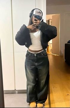 Brown Outfit Aesthetic Streetwear, Winter Outfits Streetstyle, Baddie Street Wear Outfits, Winter Outfits Black Women Street Styles, Asian Hip Hop Fashion, Boho Outfits For Winter, Baggy Fits Women Streetwear, Styling Timberlands, Skirt Streetwear Outfit