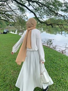 Soft Hijabi Aesthetic, Modest Soft Girl Outfits, Black Hijabi Girl, Soft Girl Aesthetic Outfit, Outfit Muslim, Muslimah Outfit, Soft Girl Outfits, Stylish Hijab, Muslim Outfits Casual