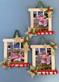 Popsicle Stick Christmas Crafts With Picture, Craft Stick Photo Ornaments, Paddle Pop Stick Christmas Craft, Christmas Photo Frames Diy, Christmas Frames Diy Photo, Christmas Photo Frame Diy, Christmas Photo Frame Ideas, Picture Frame Ornaments Diy, Paddle Pop Stick Craft