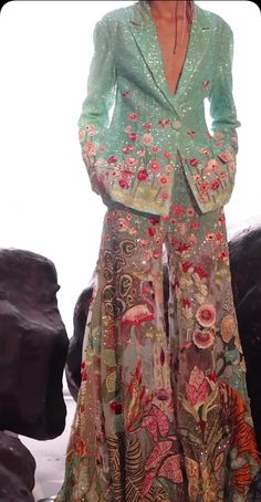 Indian Outfit 2023, Modern Etnic Outfit, Indian Wear Trends 2023, Traditional Western Outfit, Trendy Western Dresses For Women, Desi Modern Outfits, Rakhi Outfit Ideas 2023, Indian Outfits Modern Kurti, Western Outfits Women For Wedding