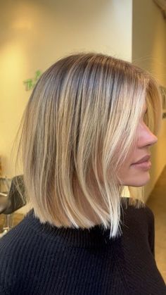 Hailey Bieber Blonde Bob, Natural Honey Blonde Balayage, Bob With Longer Front Pieces, Gold Blonde Short Hair, Blonde Short Highlights, Blonde Bob Ideas, Julia Havens Hair, Bob With Highlights Blonde, Bluntcut Bob Blond