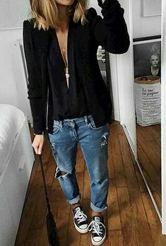 Find More at => http://feedproxy.google.com/~r/amazingoutfits/~3/wS9aXJqWH0s/AmazingOutfits.page Old Sneakers, Audrey Lombard, Converse Bag, Outfit Converse, Five Jeans, Tomboy Chic, Sneakers Converse, Outfits With Converse