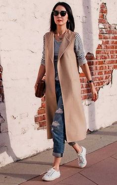 Coats Street Style, Sleeveless Coat Outfit, Long Vest Outfits For Women, Sleeveless Blazer Outfit, Overcoat Woman, Long Vest Outfit, Vest Outfits For Women, Tan Vest, Spring Months