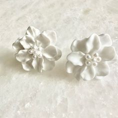 White Flower With Pearl Detail Stud Flower Earrings Jewelry White, Brand Jewelry, Earrings Color, White Flower, No Brand, Flower Earrings, Jewelry Branding, White Flowers, Color White