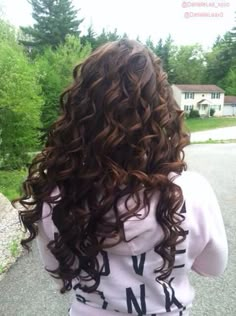 Beautiful Curls Teenagers Hairstyles, Dreamy Hair, Teenage Hairstyles, Aesthetic Hairstyles, Y2k Hairstyles, Hair References, Beautiful Curly Hair, Beautiful Curls