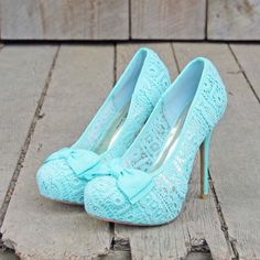 I would hurt myself in these, but theyre nice to appreciate and dream. Turquoise lace shoes Sepatu Pump, Kasut Tumit Tinggi, Hak Tinggi, Bow High Heels, Mode Tips, Lace Heels, Bridesmaid Shoes, Bow Heels, Combat Boot