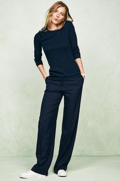 Slow Down In Style, Lightweight Summer Outfits, Trousers Sweater Outfit, City Work Outfits, Straight Leg Black Pants Outfit, Business Casual 2023 Women, Stil Rock, Minimal Classic Style, Plain Clothing